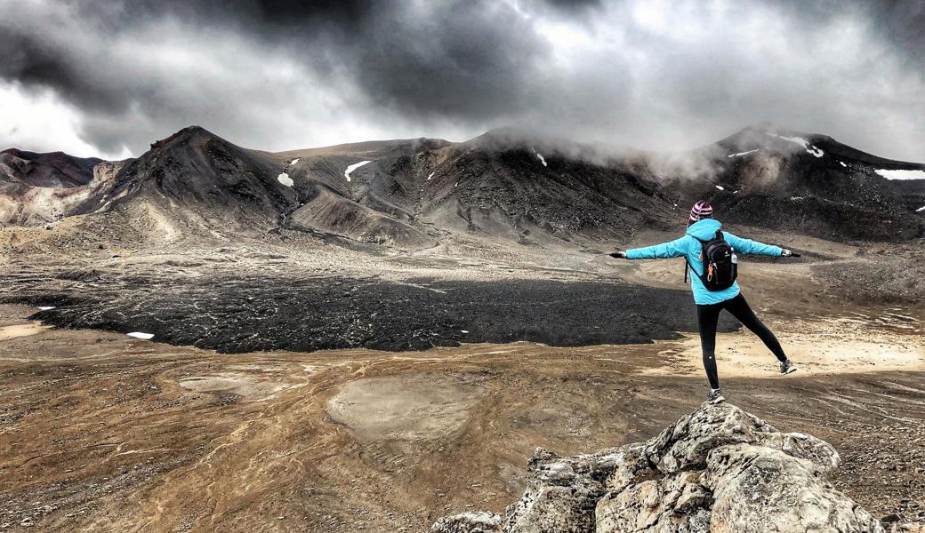 Travel Barbie auf dem Tongariro Alpine Crossing in Neuseeland.