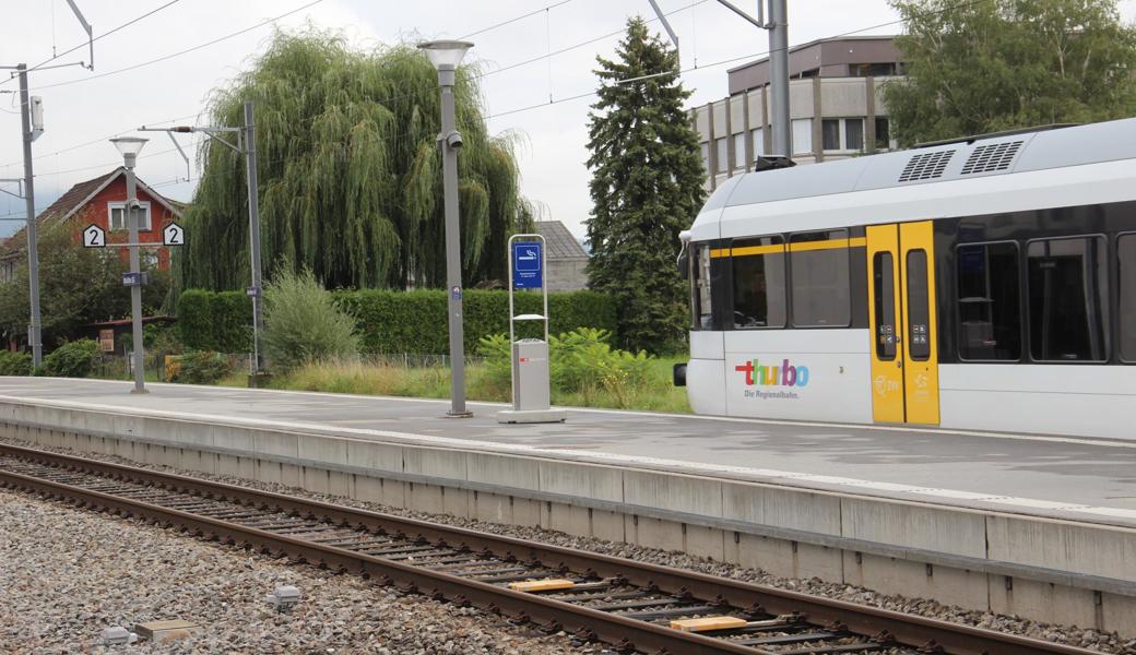 Wer auf dem Perron rauchen möchte, muss sich zum Aschenbecher begeben, der am äussersten Ende des Perrons bereitsteht.