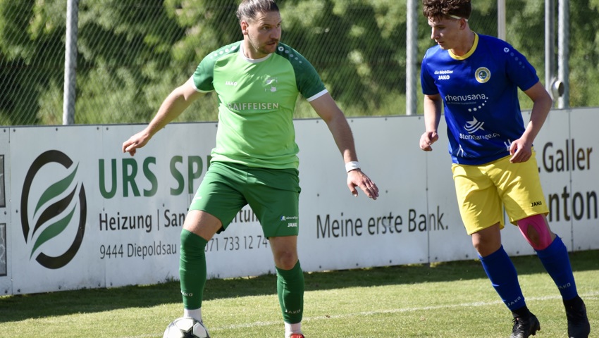 Philip Baumgartner (links) und der FC Rebstein empfangen im Spitzenspiel Brühl II.