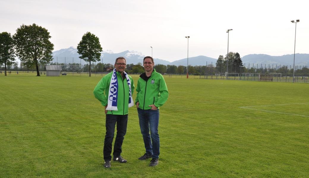 Schwingen statt Fussball: Kuno Jocham, Präsident des Trägervereins FC Widnau und OK-Vizepräsident (links), mit Markus Wüst, OK-Präsident des 105. St. Galler Kantonalschwingfests. Beide in den grünen Jacken, die alle Helfer des Schwingfests tragen. 