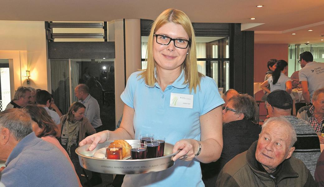 Andrea Egle arbeitet sonst in der Marketingabteilung. Die Kundinnen und Kunden an der Siedwurst-Party zu   bewirten sieht sie als eine schöne Form des Services an. Andrea Egle arbeitet sonst in der Marketingabteilung. Die Kundinnen und Kunden an der Siedwurst-Party zu   bewirten sieht sie als eine schöne Form des Services an.