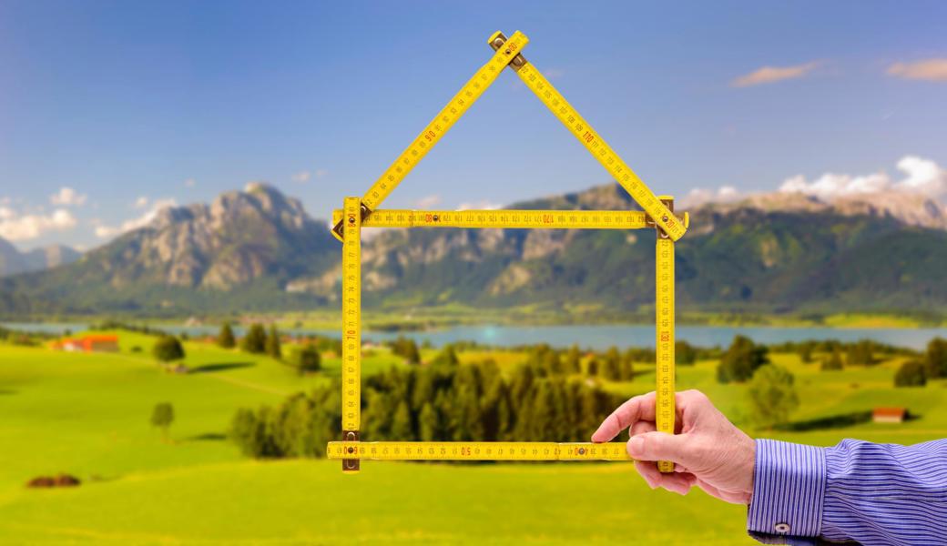 Ein Einfamilienhaus auf der grünen Wiese oder am Siedlungsrand bauen? Das sieht das Raumplanungsgesetz nicht vor. 