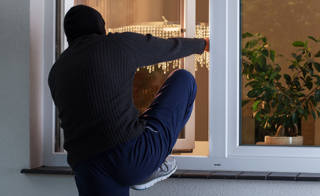Einbrüche in zwei Einfamilienhäuser: Täter erbeuten Bargeld und Wertsachen