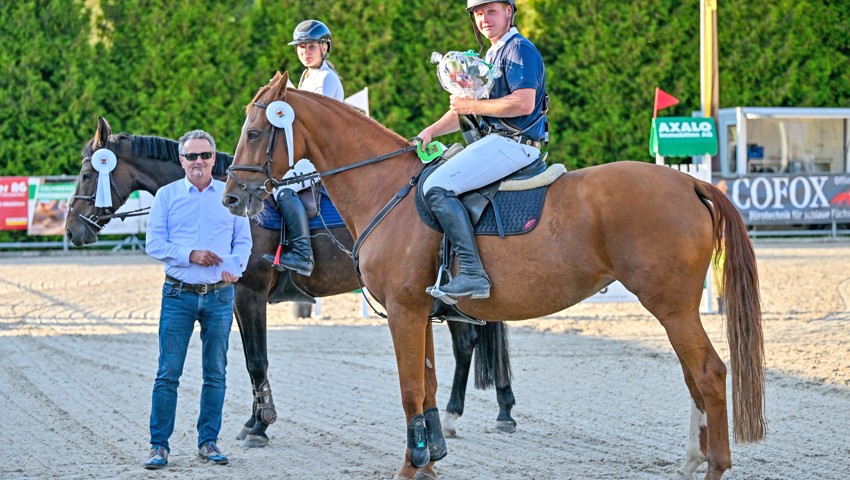 Am Samstag gab es über 105 cm einen Doppelsieg: OK-Präsident Marco Thür gewann ebenso wie Melanie Buchegger. Am Samstag gab es über 105 cm einen Doppelsieg: OK-Präsident Marco Thür gewann ebenso wie Melanie Buchegger.