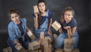 Trio Tria kämpft auf der Diogenes-Bühne gegen allerlei Unbill