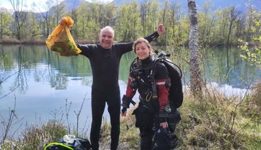 Abfalltaucher am Alten Rhein: Sackweise Müll gefischt