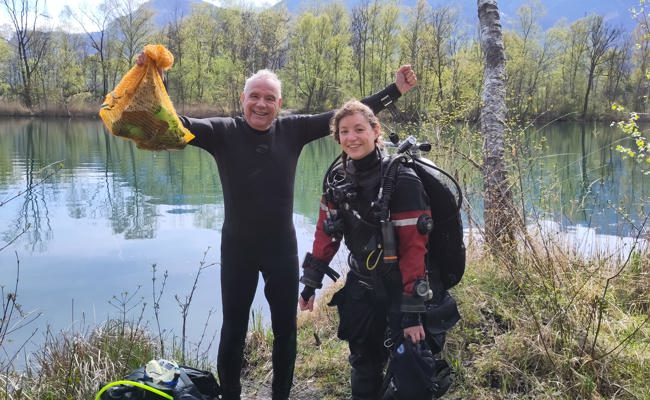 Abfalltaucher am Alten Rhein: Sackweise Müll gefischt