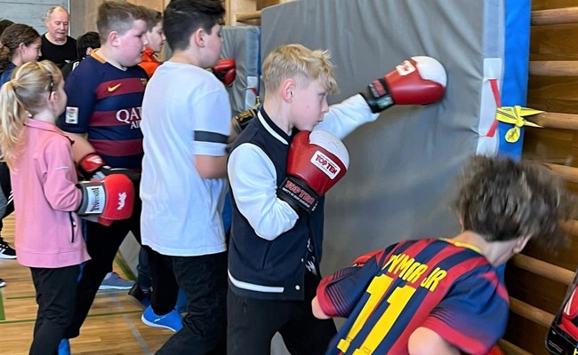 Sportstunde einmal anders: Olympisches Boxen im Schulturnen