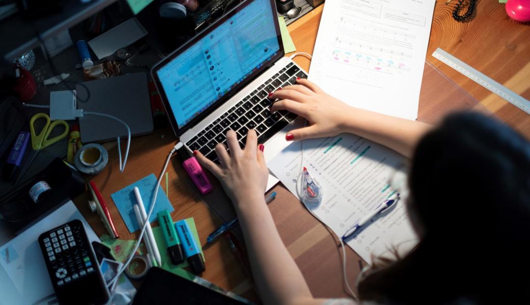 Trotz Quarantäne fit genug für die Schule: In diesem Fall eignet sich der Onlineunterricht, um möglichst wenig Schulstoff zu verpassen. Bei Krankheit gelten andere Grundsätze.