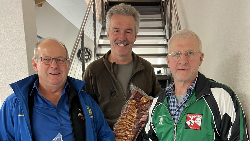 Die erfolgreichsten auswärtigen Schützen, von links: Peter Hochreutener (SV Eggersriet), Meinrad Monsch (SV Peist-Arosa) und Gerhard Riedener (MSV-Untereggen).