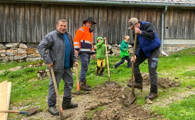 42 Freiwillige arbeiten auf der Alp Sämtis