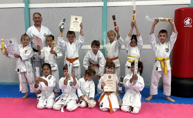 25 Karatekas bestehen die Prüfung zum neuen Gurt