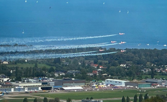 Stimmungsvolle Flugshow: Die Bilder zum grossen Jubiläumsfest in und über Altenrhein