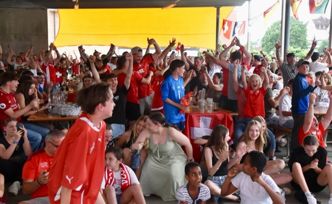 Die Schweiz gewinnt gegen Italien und steht im Viertelfinal - jetzt geht die Party los!