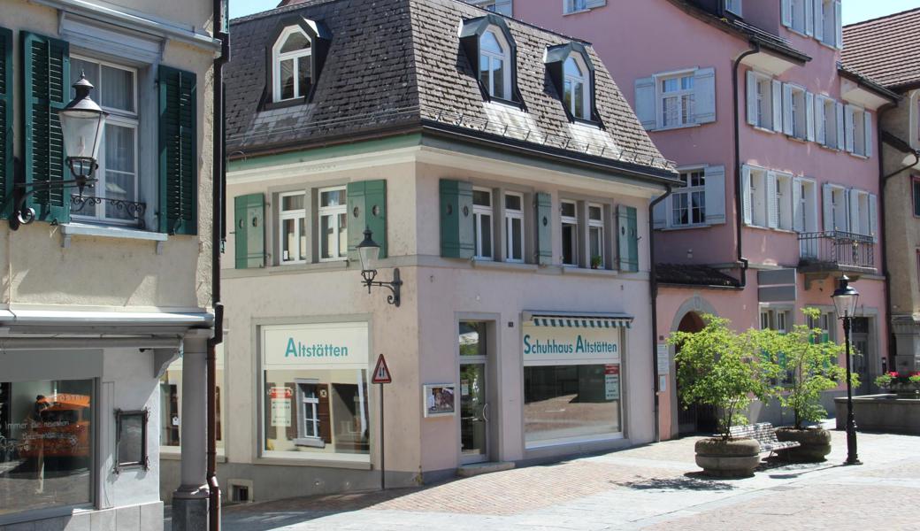 Wo sich jahrzehntelang ein Schuhgeschäft befand, zieht nun ein Laden für Innenarchitektur, Wohnen und Mode ein.