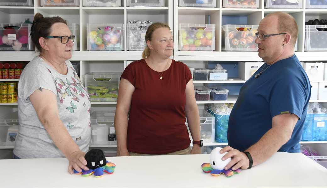 Monica Hauri (von links), Denise Looser und Daniel Feuerle veranschaulichen, wie der Plüsch-Oktopus Hunty als Skill angewendet wird: Schwarz steht für Traurigkeit, Weiss für Ausgeglichenheit. Es müssen keine Wörter ausgesprochen werden.