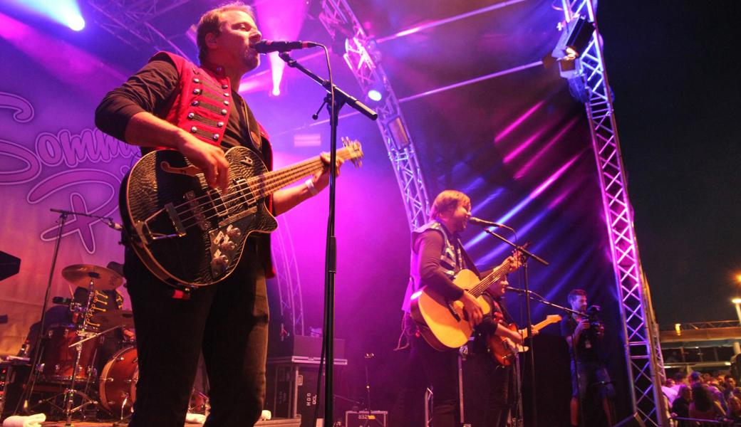 Die Band 77 Bombay Street freute sich über das zahlreiche Publikum. Die Band 77 Bombay Street freute sich über das zahlreiche Publikum.