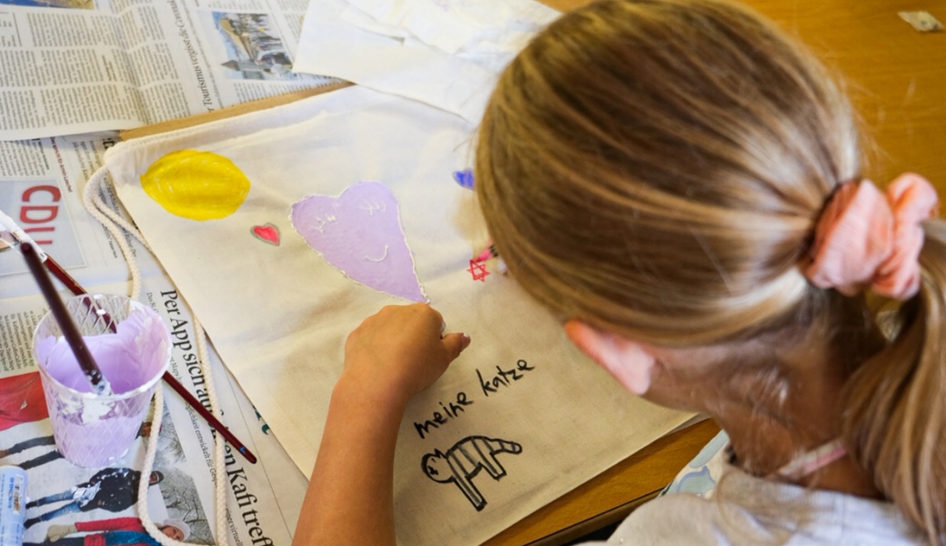 Die Turnsäcke wurden von den Kindern mit schönen Motiven bemalt. (pd)