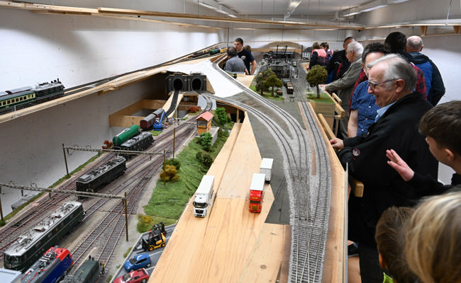 Faszinierende Eisenbahn-Miniaturwelten im Schulhaus Schöntal