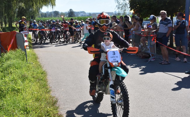 Bilder vom Morgen: Mehr als 200 Bikerinnen und Biker fahren im Forst-Backofen