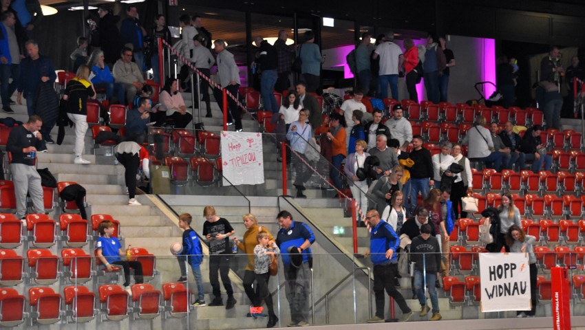 Die Widnauer Fans mussten den Platz wechseln.