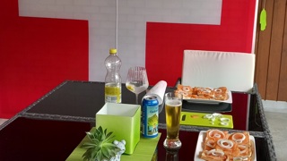Familie Zellweger aus Altstätten ist bereit für den EM-Viertelfinal: Es gibt Lachsbrötchen. Familie Zellweger aus Altstätten ist bereit für den EM-Viertelfinal: Es gibt Lachsbrötchen.