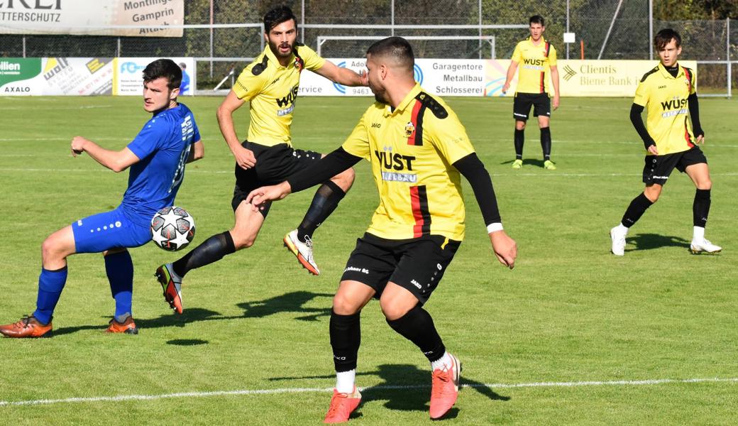 Die Altstätter Stürmer Sahin Irisme (Mitte) und Mergim Osmani reiben sich an der Rüthner Defensive mit Robin Sonderegger auf. Dank Co-Spielertrainer Irisme kommen die Gäste dennoch zum Sieg. 