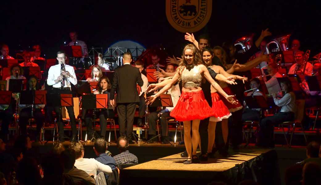 Nicht weit weg vom Original: Die Stadtmusik und ihre «Friends» – die Tanzgruppe «No Limits» – begeisterten mit ihrer Bennyssimo-Show.