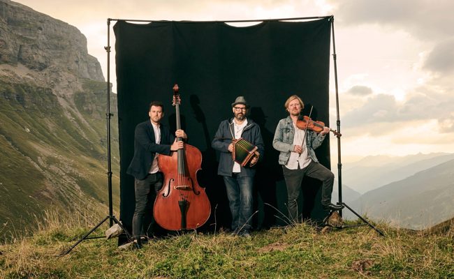 Urchiges neu interpretiert: Volksmusik-Trio Ambäck spielt zur Sonntagsmatinee