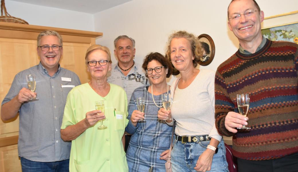 Remo Jucker (links) und die Kommission gratulieren Rosmarie Geuter für ihr Arbeitsjubiläum