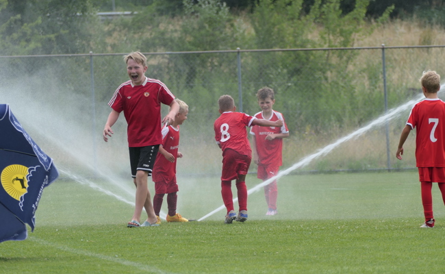 Am Grümpelturnier auf dem Sportplatz Rheinblick hilft nur noch Abkühlung zwischen den Spielen