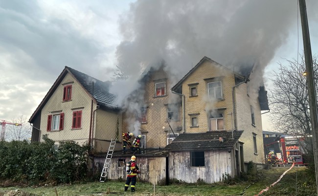 Der Rauch war so stark, dass die Nachbarn ihr Haus verlassen mussten