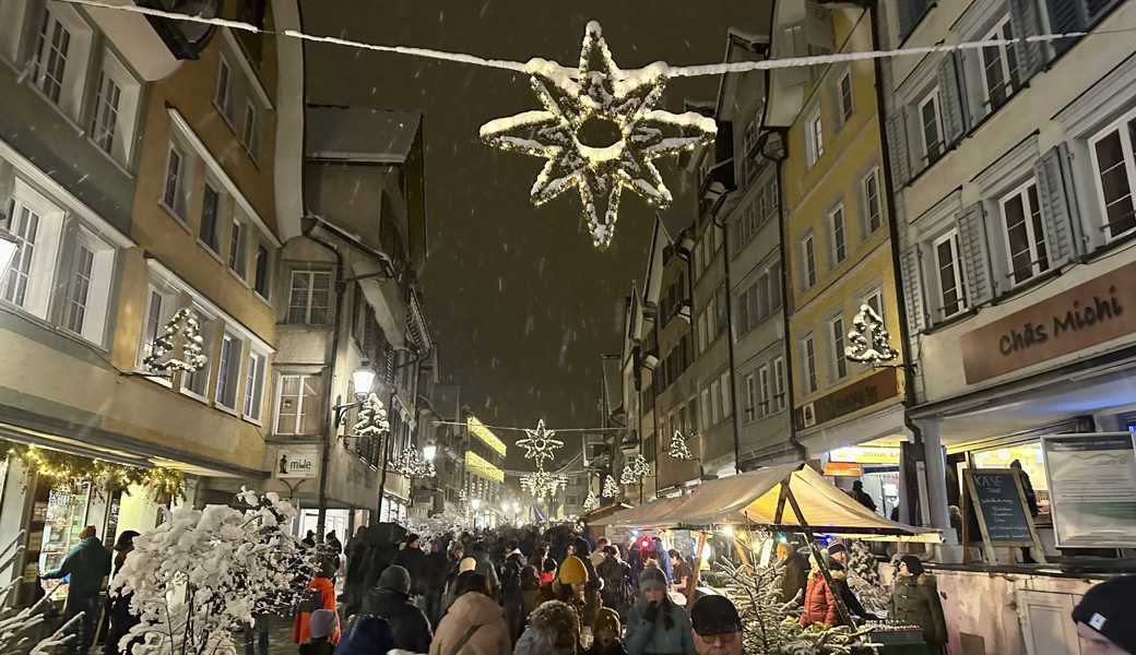 Der Schneefall hielt sich an der Altstätter Adventsnacht zwar in Grenzen, kalt war es aber trotzdem – so hielten Punsch und Glühwein die Hände der Besucher warm. 