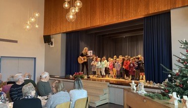 Kinder bereicherten die Seniorenweihnachtsfeier