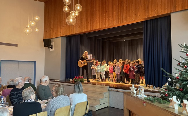 Kinder bereicherten die Seniorenweihnachtsfeier