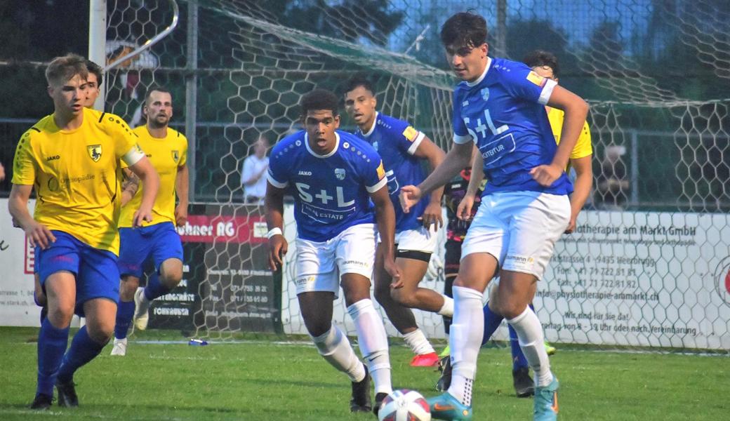 Für Timon Cabezas (rechts) und Kevin Egbon (links) ist ein Cupspiel gegen einen Profiverein eine neue Erfahrung. Hinter ihnen ist Widnaus Zuzug Atila Araujo Prado zu sehen: Er hat sich als früherer Profi schon oft mit Gegnern dieser Grössenordnung gemessen.