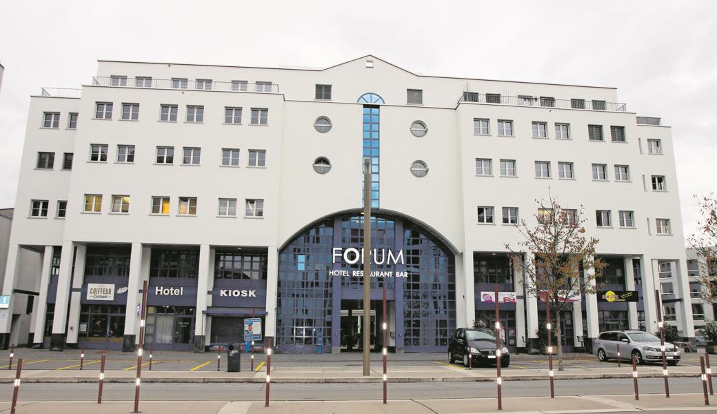 Das Geschäftshaus Forum beinhaltet zwei Attikawohnungen, Büro- und Geschäftsräume sowie Hotel und Restaurant. 