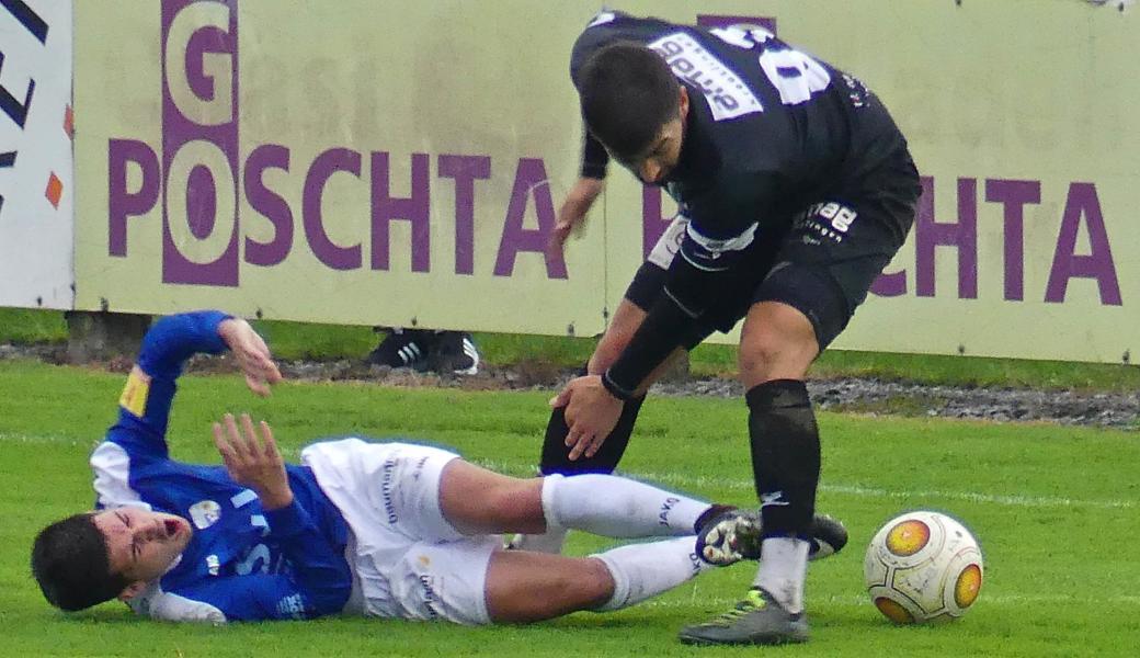 Dieses Spiel gegen die überlegenen Kreuzlinger hat wehgetan, wie hier auch der Einsatz von Timo Faleschini (l.) gegen den besten Spieler auf  dem Platz, Andi Qefozi.