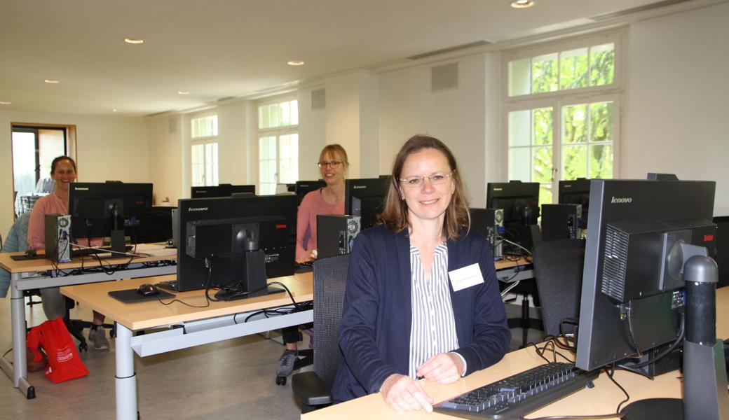 Der bereits sanierte und eingerichtete Computerraum kann aufgrund der Pandemie nur von wenigen benutzt werden (von vorne): Diana Hofstetter, Geschäftsführerin; Rahel Willi, Leiterin Bildung und Coaching; Melanie Pfeiffer, Personal Coach.