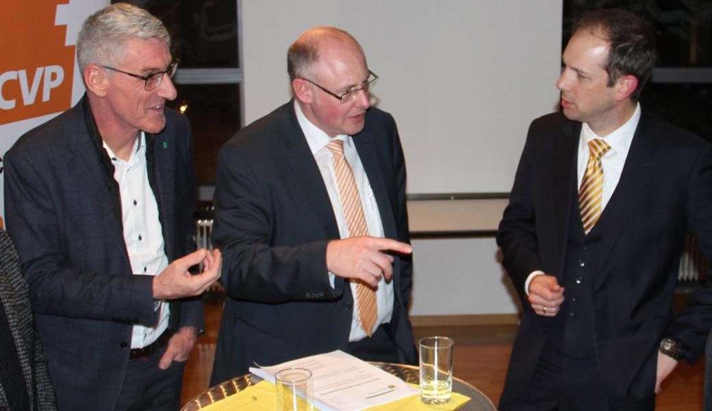 Sie haben Erfahrung mit der Einheitsgemeinde (v. l.): Der frühere Gemeindepräsident von Gommiswald, Peter Göldi, sowie Bernhard Keller, Gemeindepräsident von Muolen. Sie führten ein Gespräch unter der Leitung von Eichbergs Präsidenten Alex Arnold.