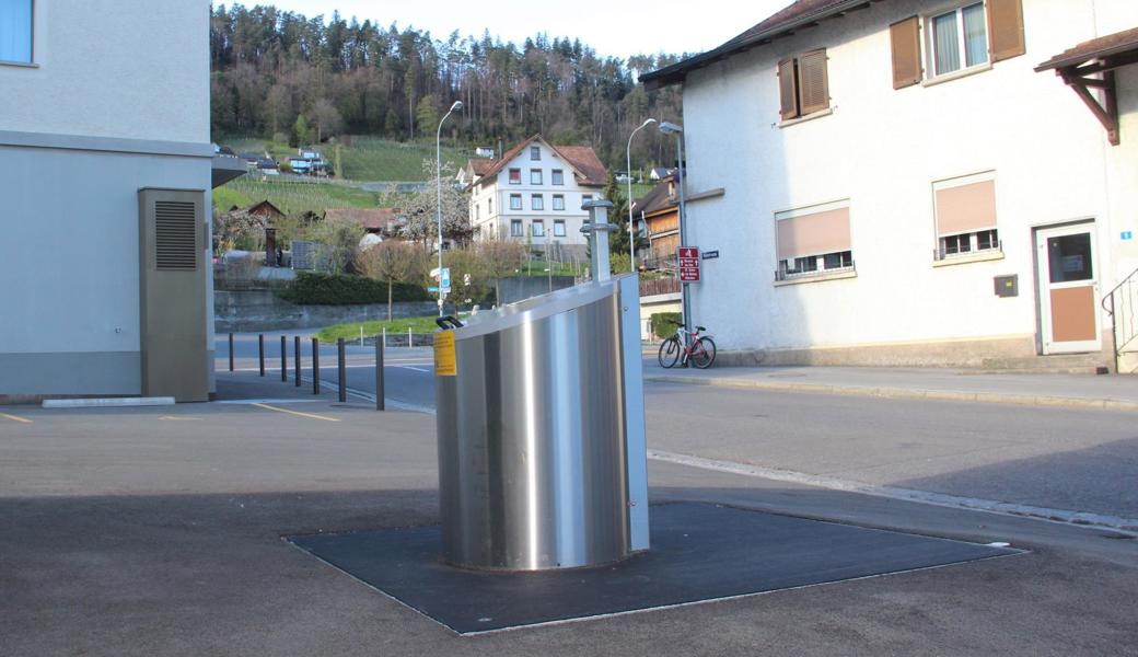 Eleganter als Kehrichtsäcke am Strassenrand: Ein Unterflurcontainer für Hauskehricht in Balgach. Das System verbreitet sich rasch. Solche Kehrichtsammelstellen sind zum Teil privat finanziert und gehören zu Wohnüberbauungen, aber auch die Gemeinden sind dabei, ein eigentliches Netz mit solchen Unterflursystemen zu errichten. 