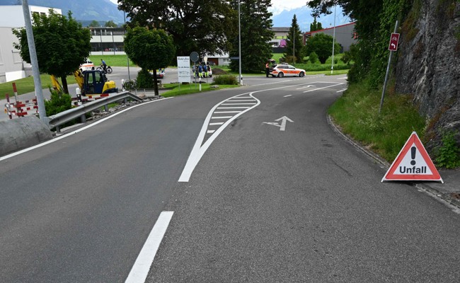 Die Rega flog einen 61-jährigen E-Bike-Fahrer nach einem Auffahrunfall ins Spital