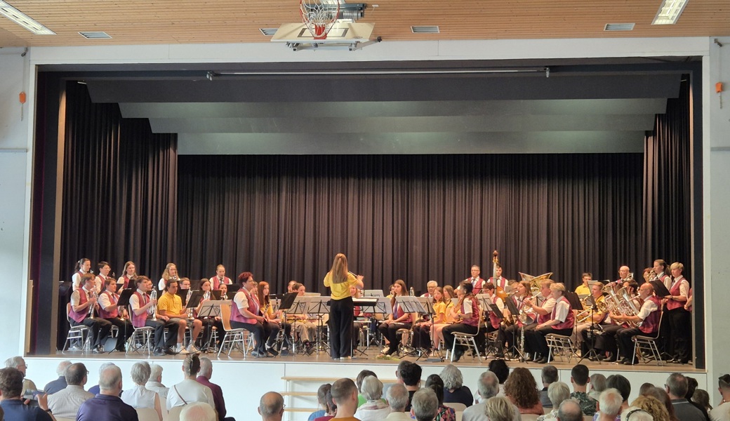 Der Musikverein Balgach und die Jugendmusik Rebstein-Balgach begeisterten ihr Publikum mit zwei gemeinsamen Stücken.