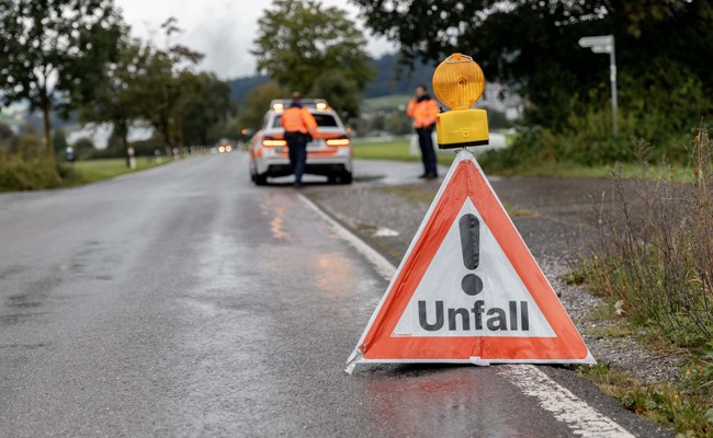 Motorradfahrer stürzt in einer Kurve und muss verletzt ins Spital