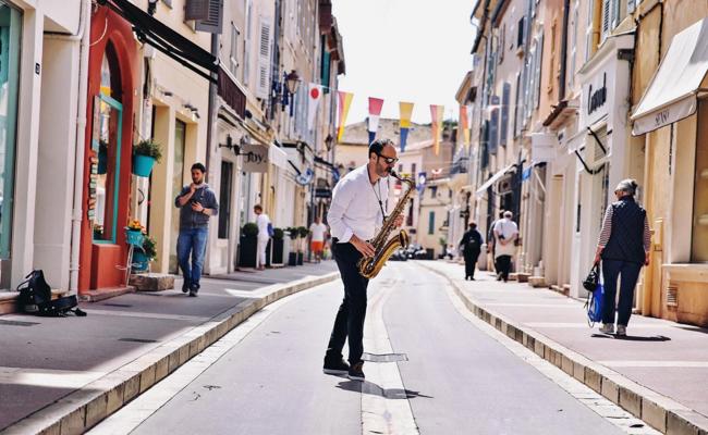 Mit Sax, Sohn und Drohne in Saint Tropez