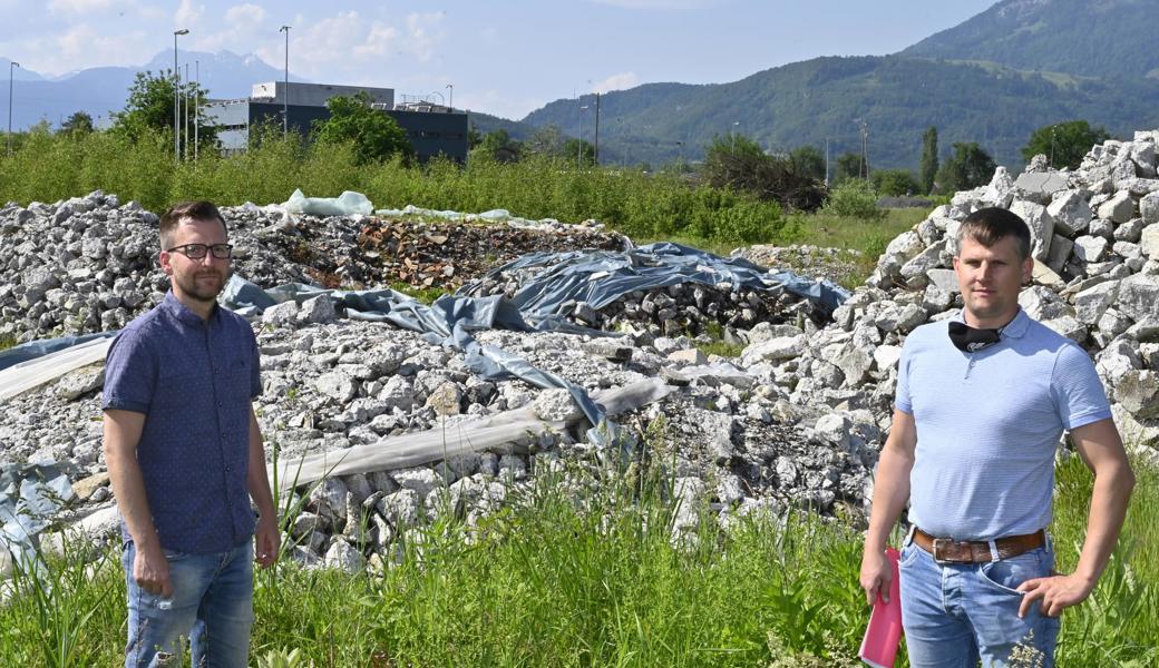Andreas Broger und Peter Keel (rechts) auf dem Areal, wo eigentlich seit einem Jahr an einem neuen Gefängnis gebaut werden sollte.