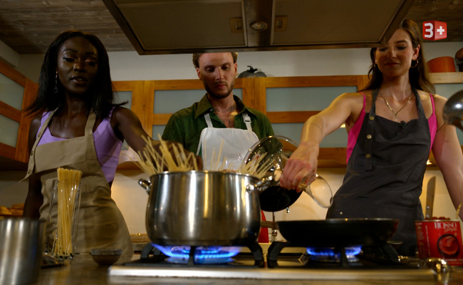 Küchen-Missgeschick: Emilia verbrennt sich die Finger beim Italien-Date