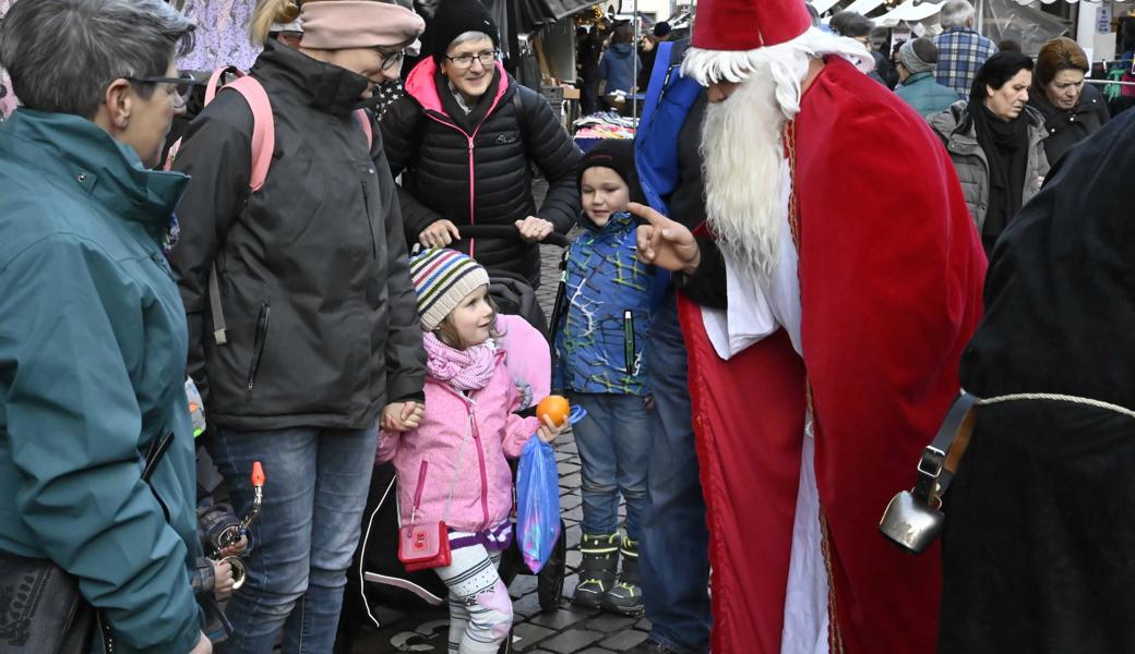 Der Samichlaus erzählt hier gerade, auf welchem Berg und hinter welchem «tüfa, tüfa Tannawald» er zu Hause ist.
