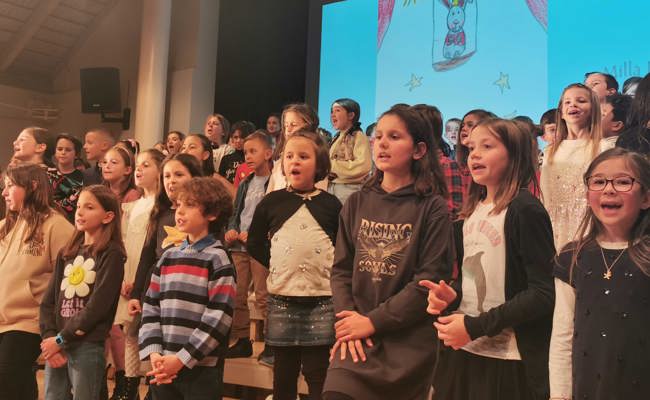 Singen, hüpfen, tanzen: Kinderchor der Musikschule AAR weiht neues Liederbuch mit Auftritt ein