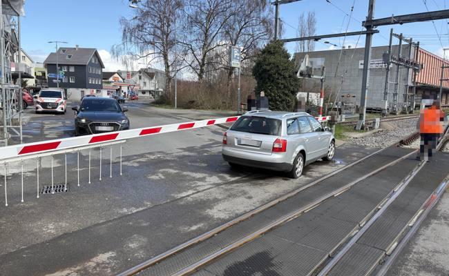 Missliche Lage: Auto bleibt auf Bahnübergang stehen und wird von Zug gestreift